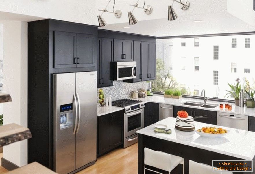 Комбинацијата на челичен фрижидер и темно мебел во кујната