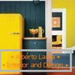 Комбинација на сив ѕид и жолта фрижидер
