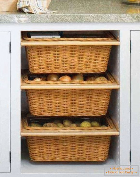 Чување на зеленчук и овошје во кујната во кошници