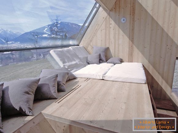 Одмор област на прозорецот на малата куќа Ufogel во Австрија