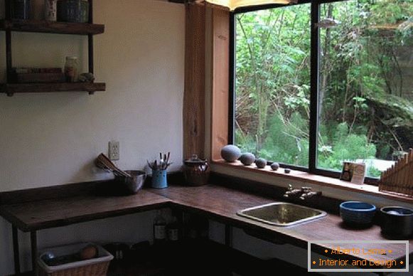 Кујна на мала шумска куќа во Јапонија