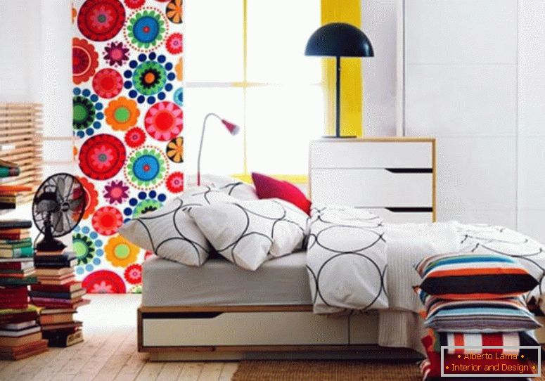 дизајнирани-идеи-мали-стан-кревет-мебел-икеа-спални-дизајни-со-дрвени-под-и-а-завеса-дека-има-убава-цветни-мотив