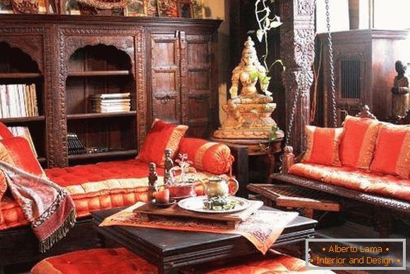 Индискиот стил во внатрешноста со оригинален мебел и текстил