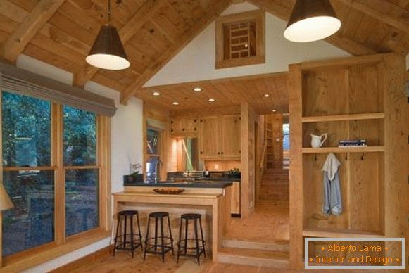 Внатрешноста на дрвената куќа од дрвата внатре - слика на кујната на дневната соба