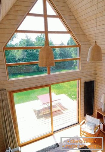 Стаклен прозорец и врати во мала дрвена куќа