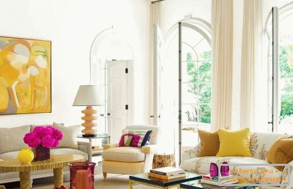 Жолто-розова внатрешност на дневната соба - фото во современ стил