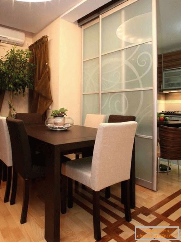 Стаклени прегради помеѓу кујната и трпезаријата дневна соба во приватна куќа