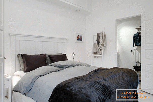 Внатрешноста на стан во спална соба во скандинавски стил во Гетеборг