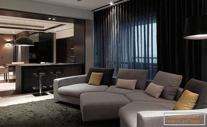 На таванот и ѕидовите на собата се хај-тек монохроматски, мебел е задолжително под главната боја на собата.