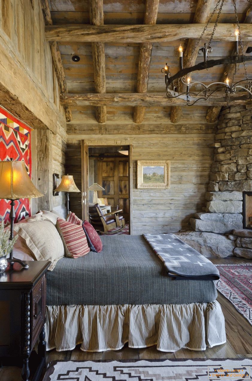 Внатрешен дизајн на спална соба во дрвена куќа со камин