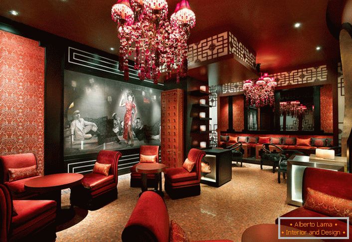 Кинеската дневна соба е доминација на теракотни бои, фенери, абонос.