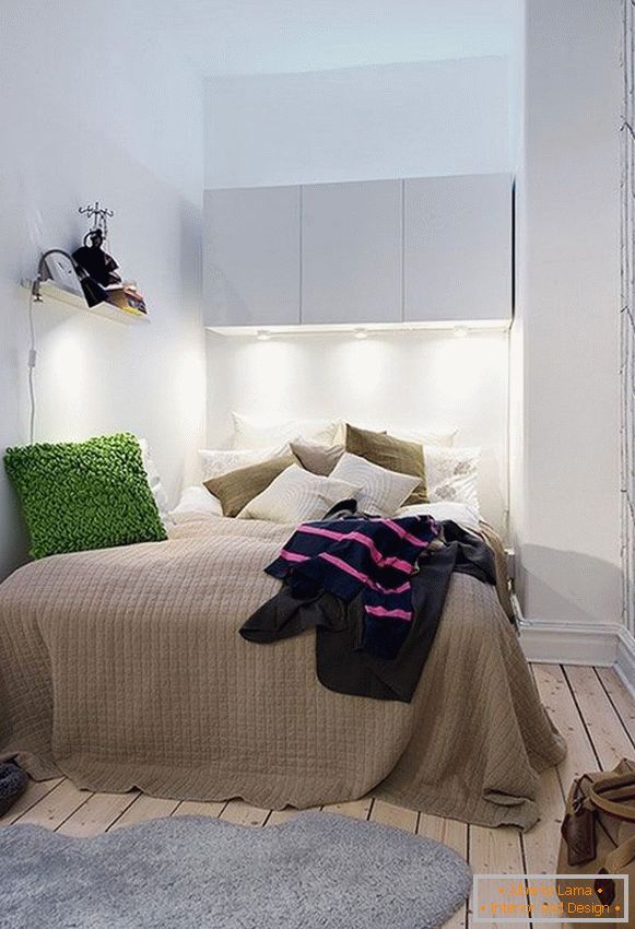 Мала спална соба во природни бои