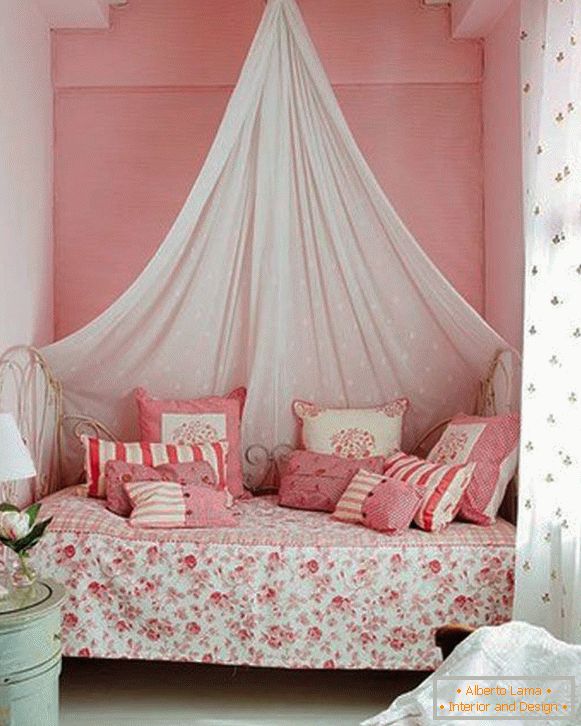 Балдахин и перници во дизајнот на спалната соба