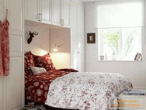 Спална соба во бела боја со црвени акценти