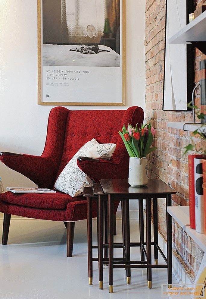 Црвена фотелја со масичка за кафе