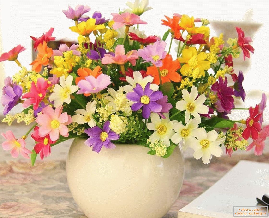 Едноставен дизајн на вазна со вештачко цвеќе