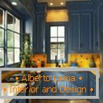 Комбинацијата на жолто престилка и син мебел