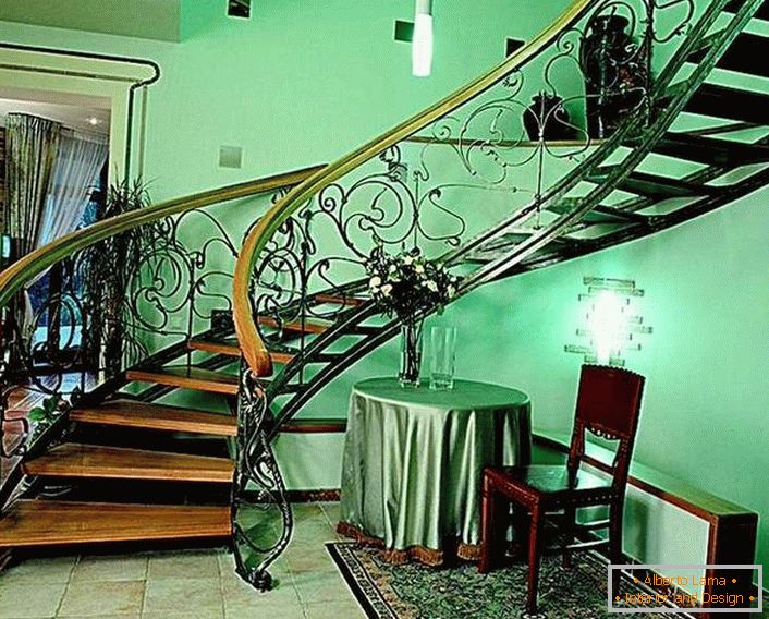 Класичен стил во комбинација на материјали и мазност на линиите на домот скалила.
