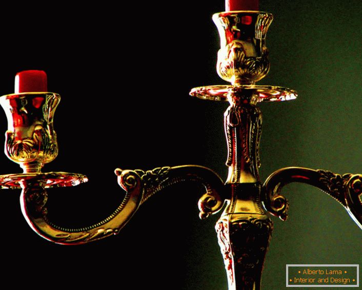 Класичниот бронзен лустер ќе биде украси за внатрешноста во стилот на барок или империја.