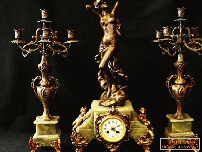 Класичен сет - две бронзени канделабри и прекрасни часовници. Идеална декорација за огништето.