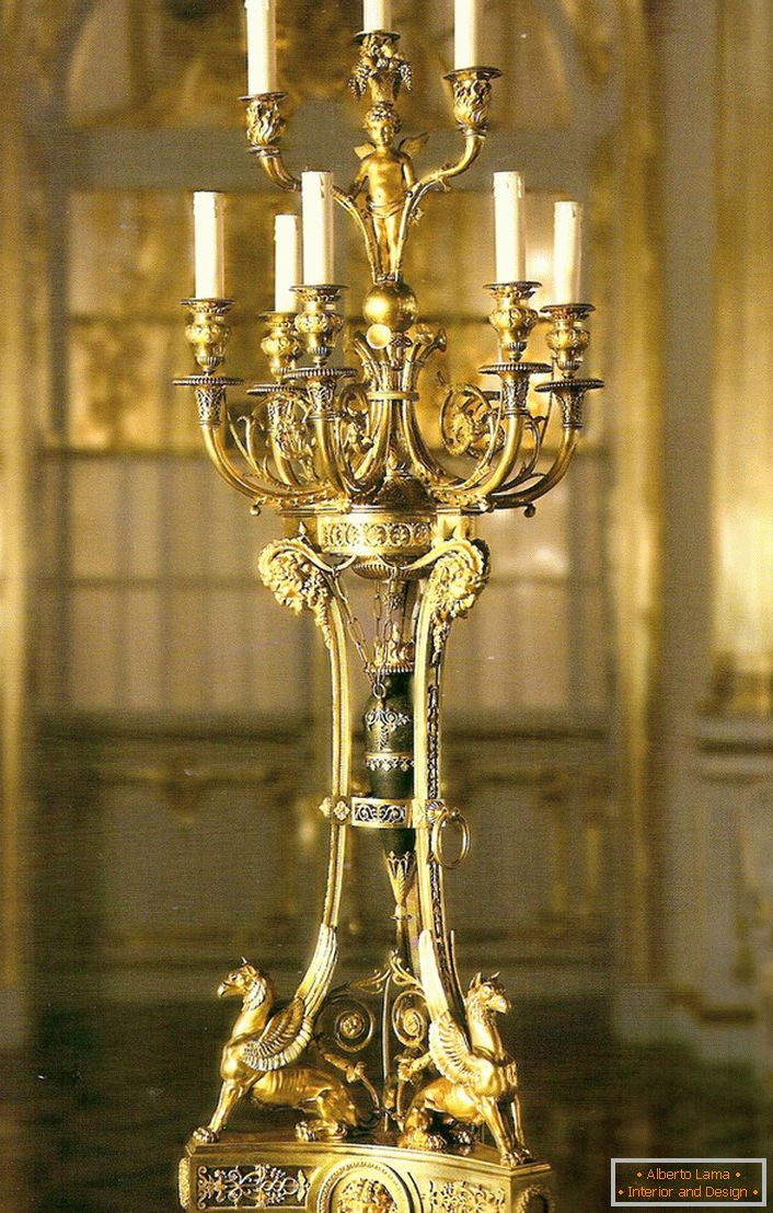 Благородна, рафинирана златна канделабра за девет свеќи ќе го красат внатрешноста на која било земја куќа или лов дом.