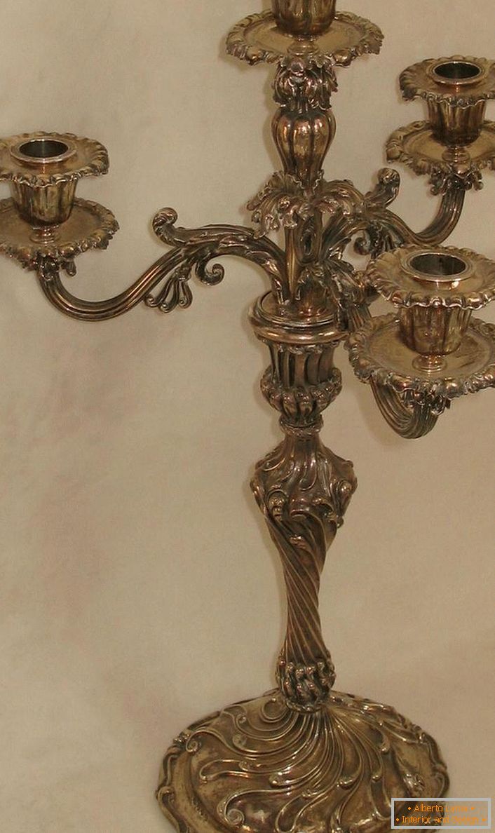 Стилски канделабрум изработен од бакар за четири свеќи за дневна земја.