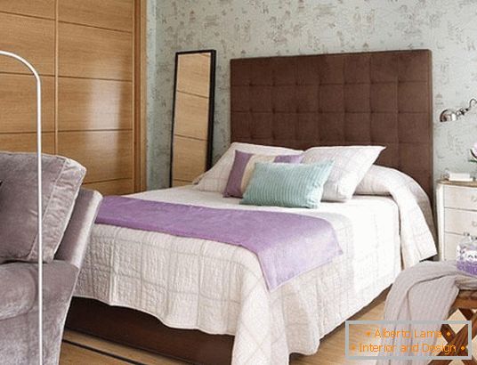 Кревет со висок headboard во спалната соба