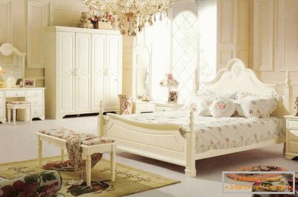 Спална соба во Прованса стил со кристално лустерот