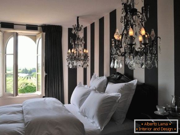 Црно-бела спална соба со два лустери