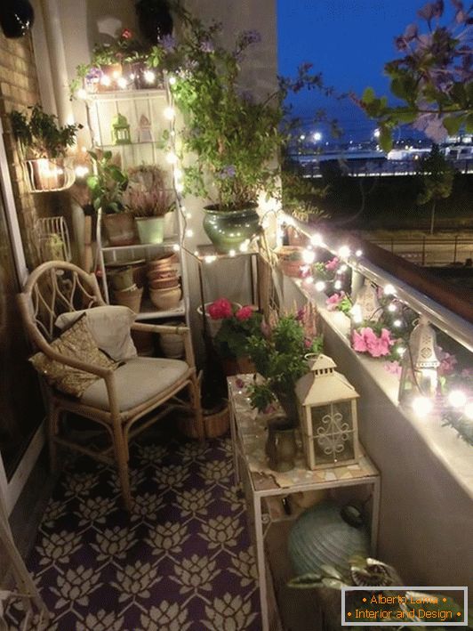 Компактен мебел на балконот