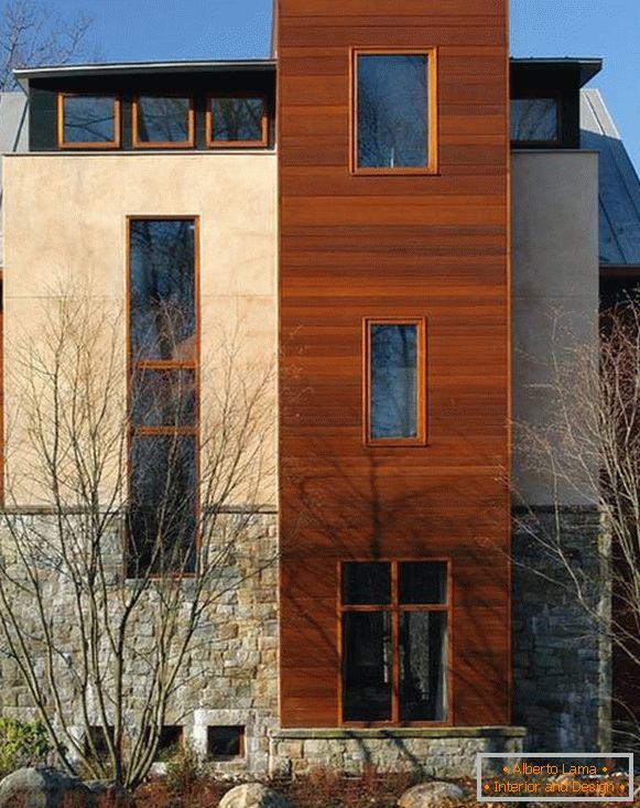 Дрвени прозорци - слика на фасадата на приватна куќа
