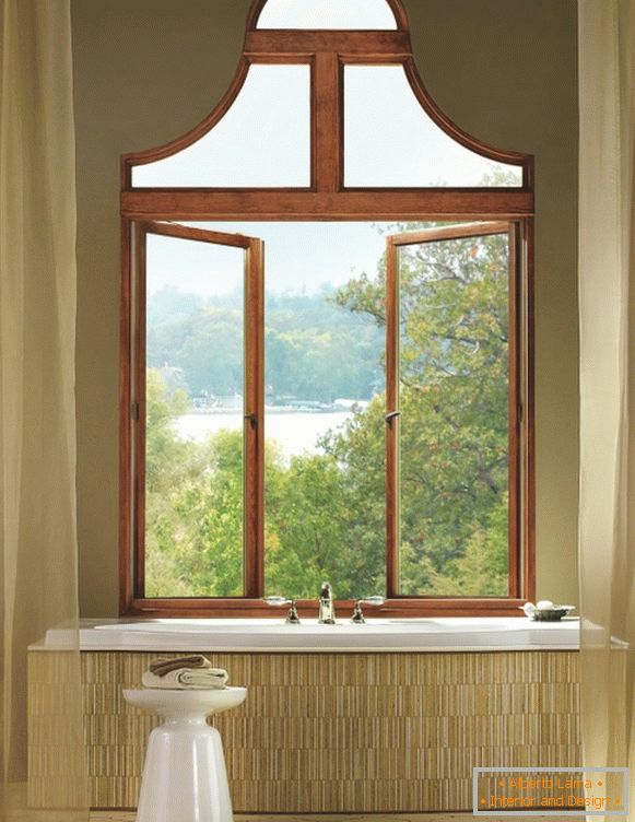 Невообичаен дрвен прозорец во бањата