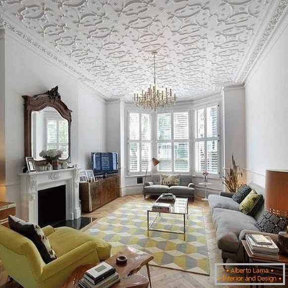 Штуко-лиење на таванот во дневната соба - слика во модерен стил
