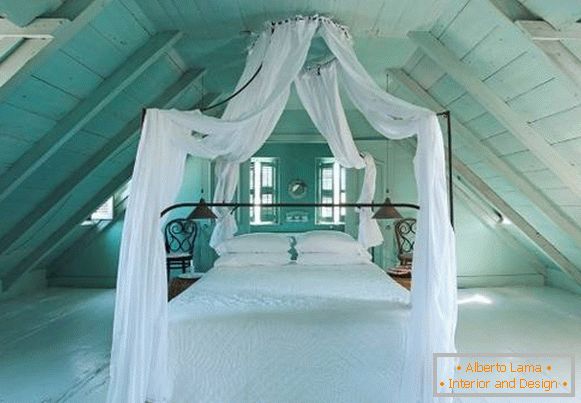 романтична спална соба-мансарда