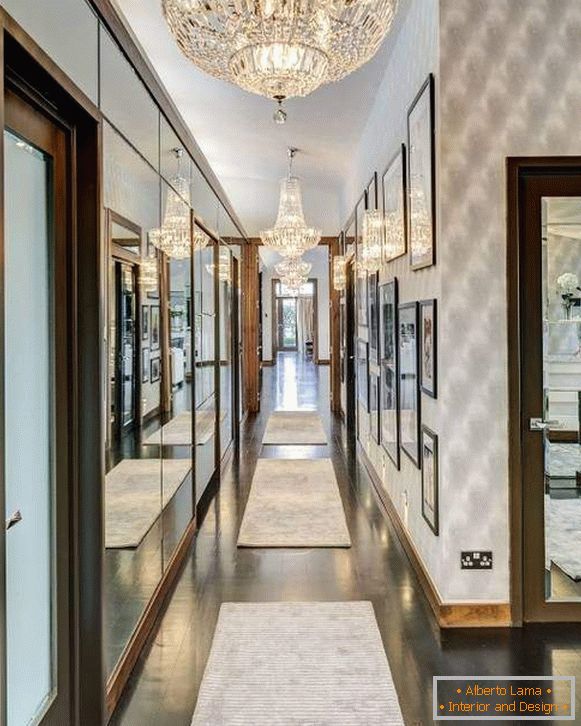 Шик лустери во тесен коридор - фото дизајн со огледала