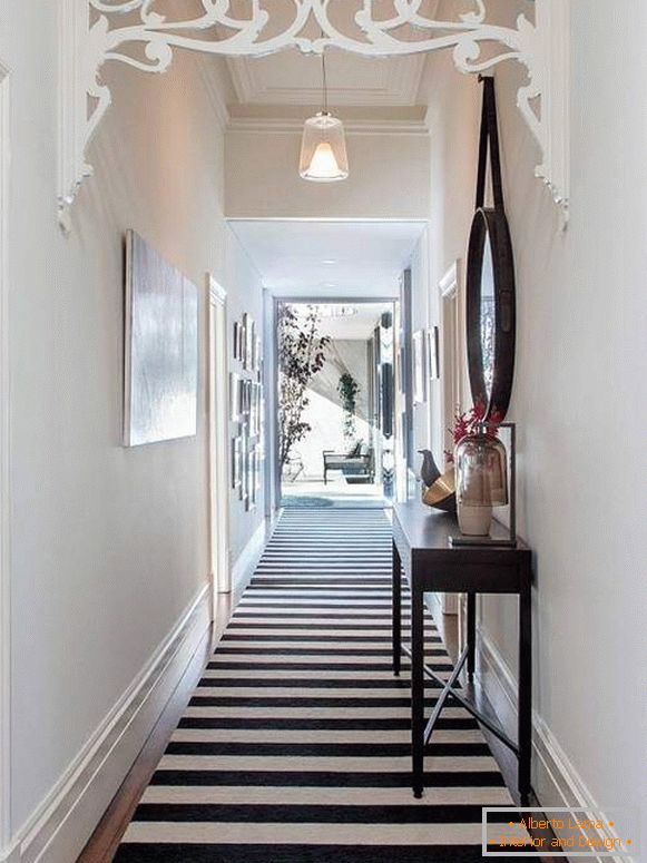 Дизајн на тесен долг коридор во стан со тепих