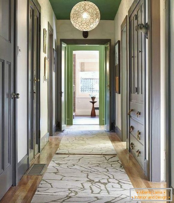 Стилски тесен коридор - слика со зелен таван