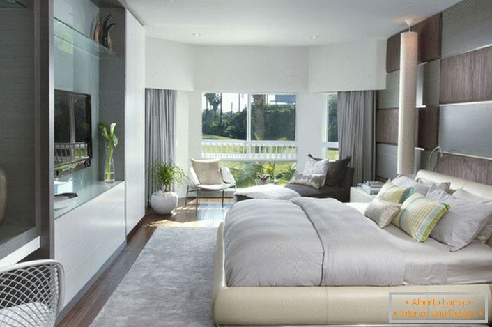 Мека, рефус кревет во спалната соба во модерен стил. Мебел со сјајна површина добро се вклопува со целокупниот состав на ентериерот.