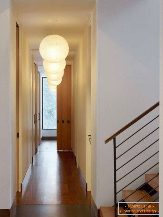 Суспендирана светлина во коридорскиот дизајн