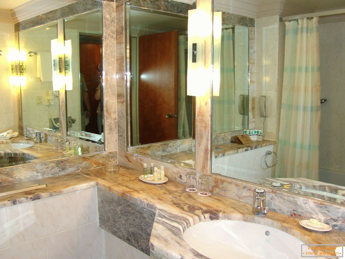 Огледала во бањата