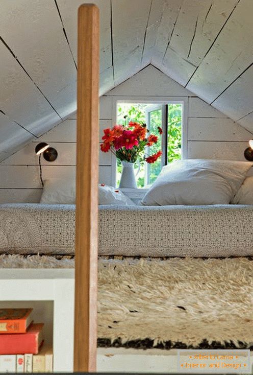 Спална соба на таванот в крошечном доме