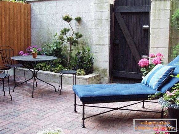 Патио со кауч и мебел од ковано железо