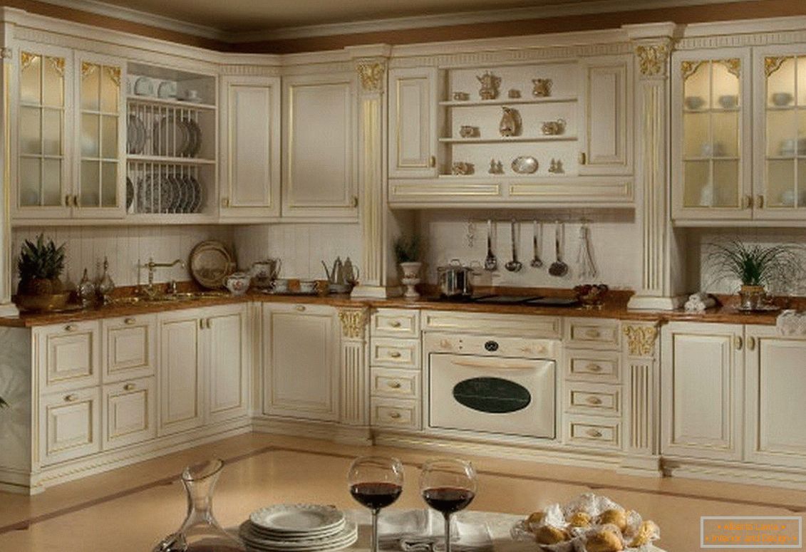 Дизајн на класична кујна во бела боја