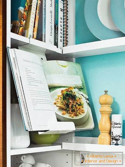 Книги и прибор во мала кујна во тиркизна боја