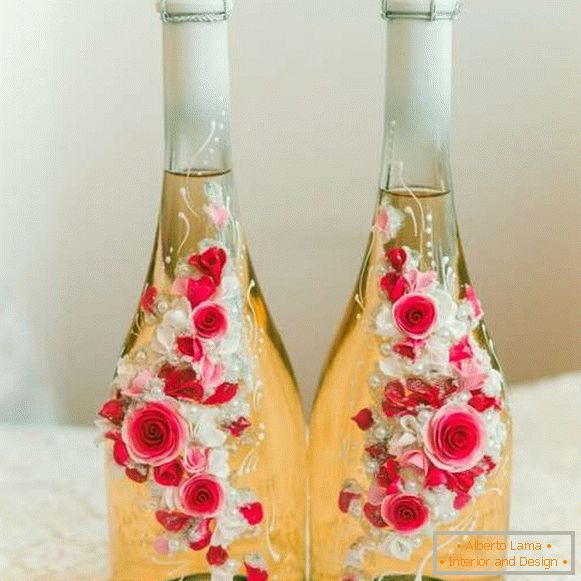 Како да декорирате шише шампањ за свадба со цвеќиња