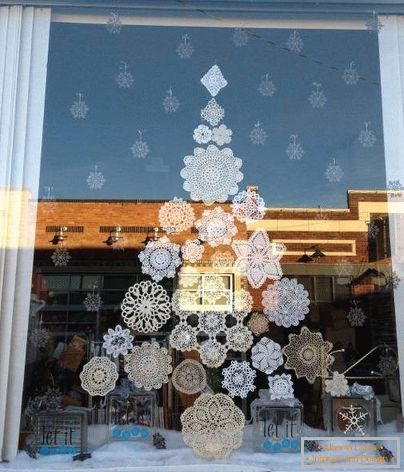 Како да декорирате прозорец - исечете снегулки