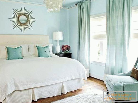 Спална соба во пастелни бои