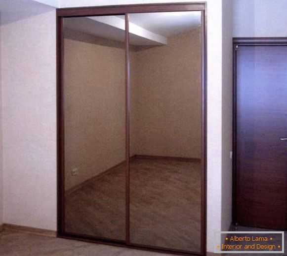 Вграден гардероб со две огледни врати
