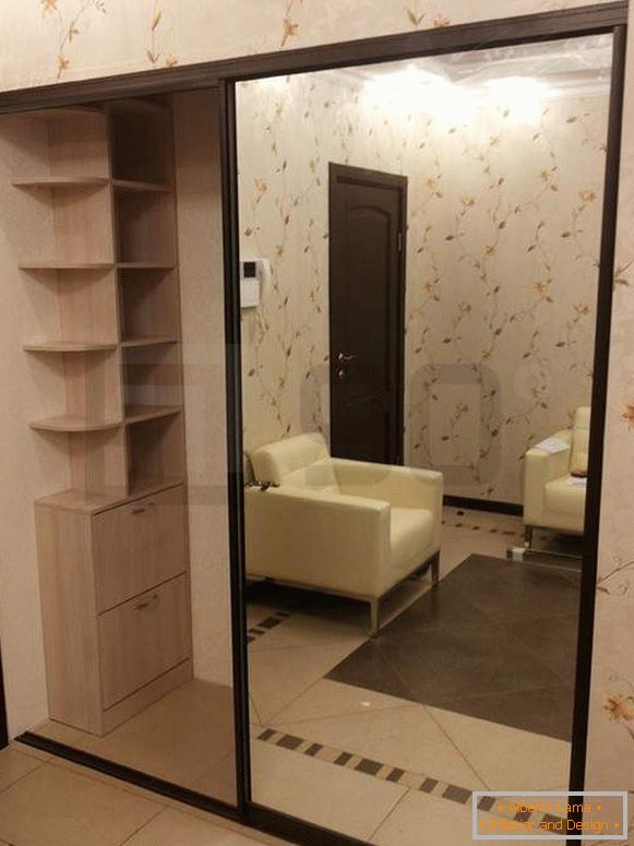 Вграден гардеробен простор со огледални врати во внатрешноста на ходникот