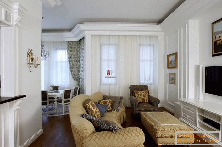 За дизајнирање на гостинската соба се користеа светли бои. Мебел беж хармонично во комбинација со бела декорација на ѕидовите.